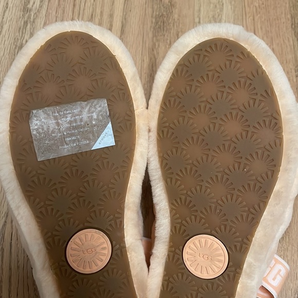 ♻️DONATED DEC. 2023♻️ 
NEW Ugg Fluff Yeah Slides in baby peach size 7 - Picture 7 of 12